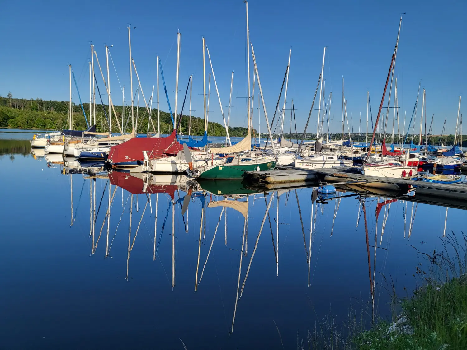 Blick von der Strandwiese auf den benachbarten Segelclub  vom Strandhof Möhnesee