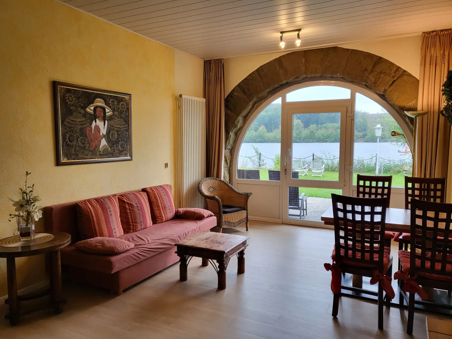 Innenansicht mit Schlafcouch vom Strandhof Möhnesee