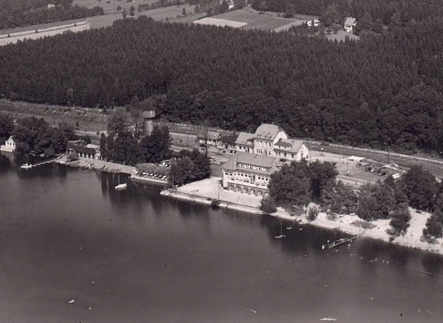 Strandhof mit Bahnhof und Wassserturm  vom Strandhof Möhnesee