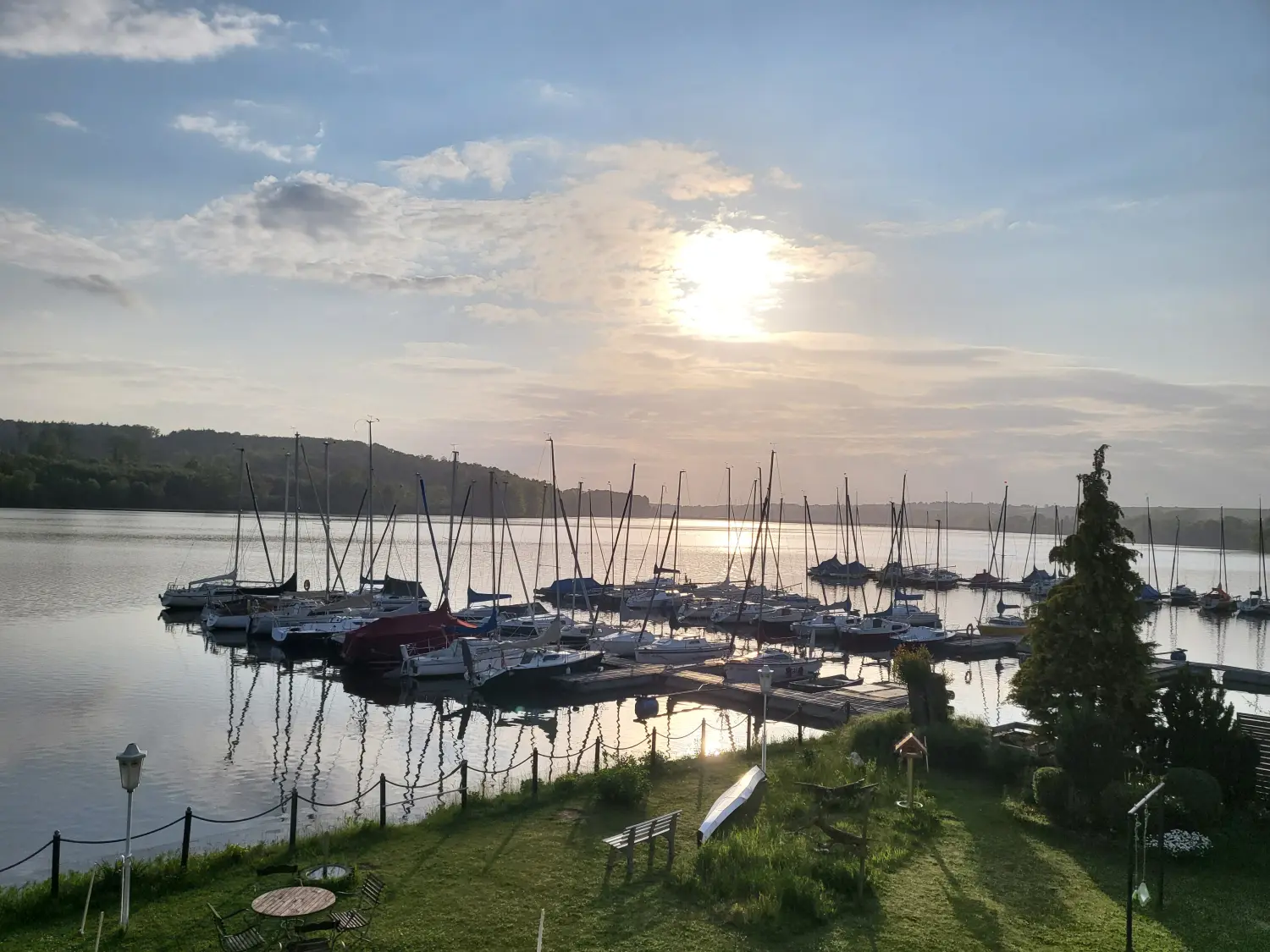 Strandwiese mit Blick auf den Möhnesee und den Arnsberger Wald vom Strandhof Möhnesee