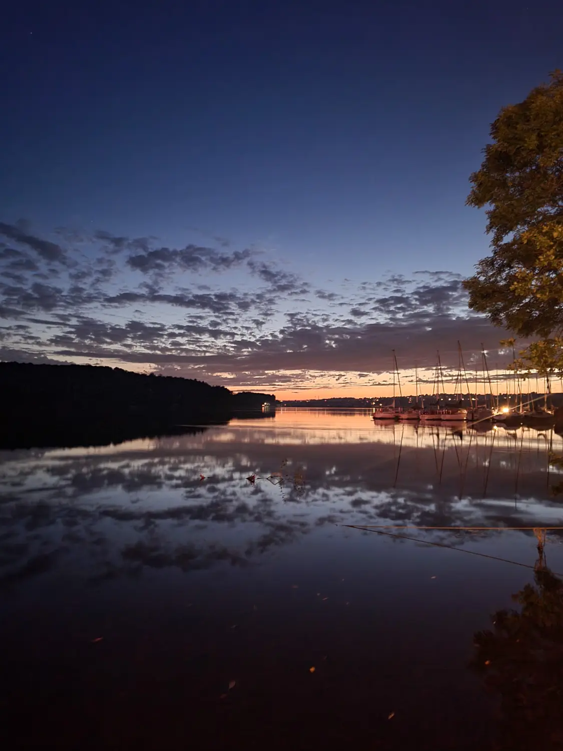 Strandwiese mit Blick auf den Möhnesee und den Arnsberger Wald vom Strandhof Möhnesee