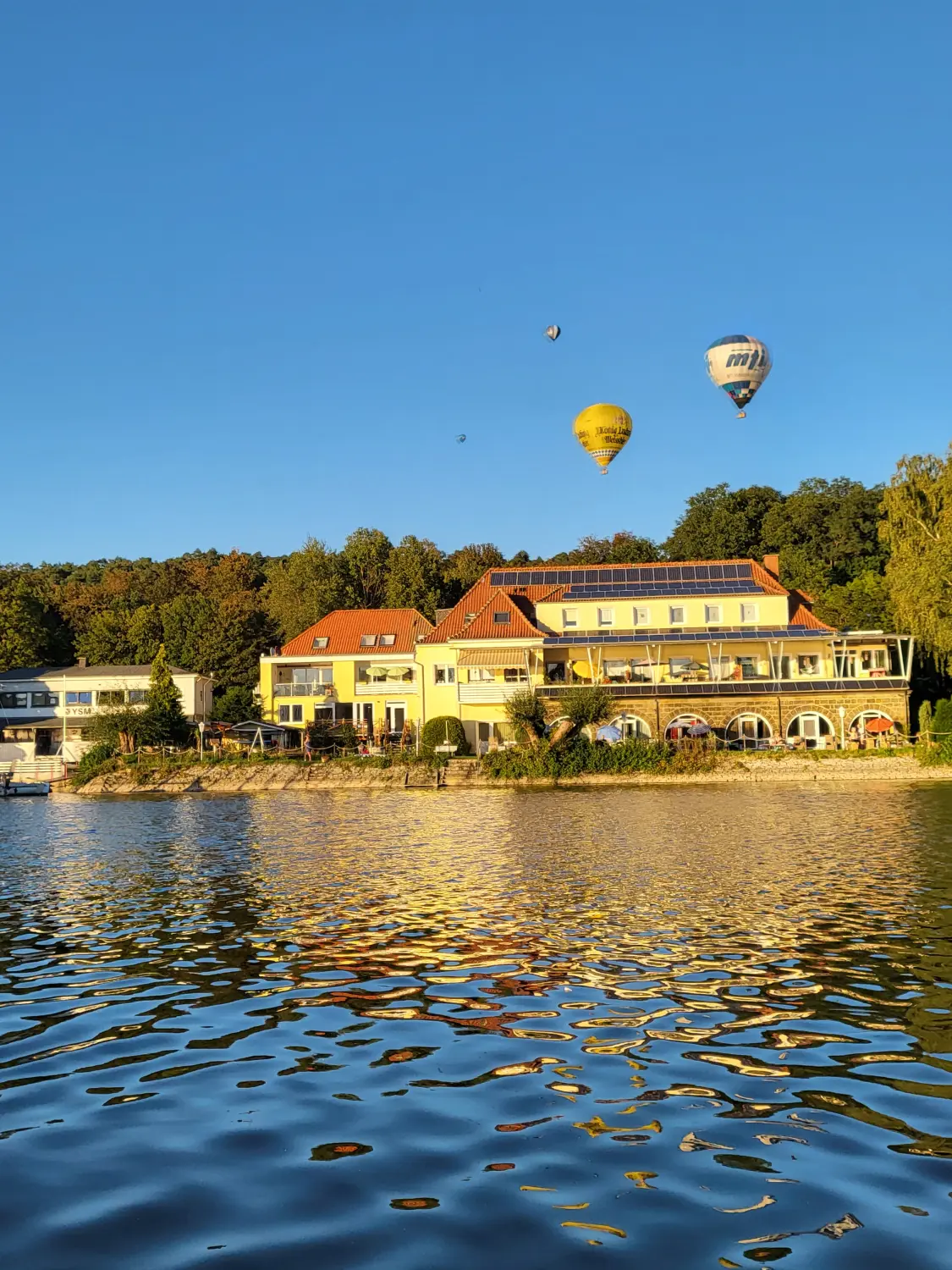 Strandwiese mit Blick auf den Möhnesee und den Arnsberger Wald vom Strandhof Möhnesee