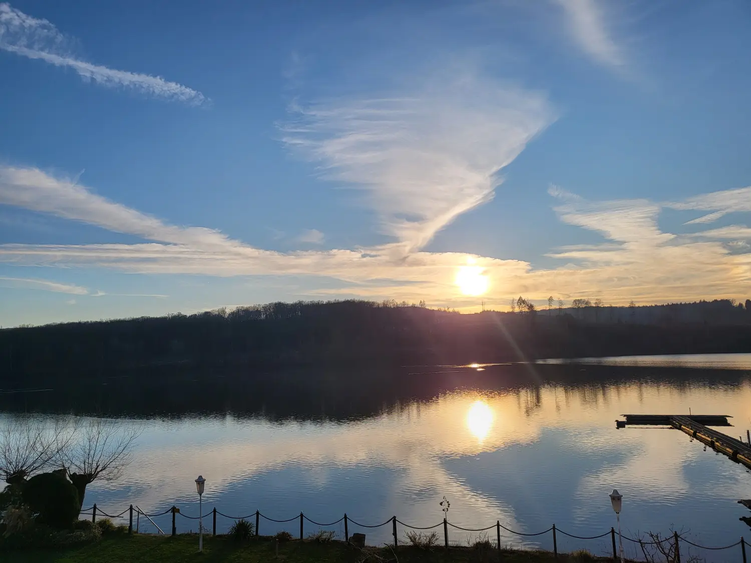 Strandwiese mit Blick auf den Möhnesee und den Arnsberger Wald vom Strandhof Möhnesee